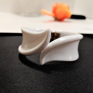 VINTAGE 1960s WHITE LUCITE CLAMPER HINGED BRACELET
